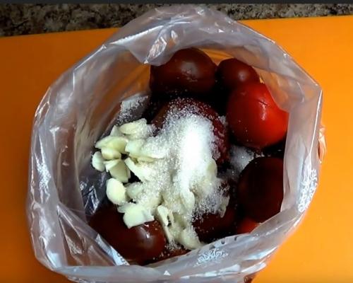 Помидоры дольками с зеленью и чесноком. Маринованные помидоры быстрого приготовления с чесноком в пакете