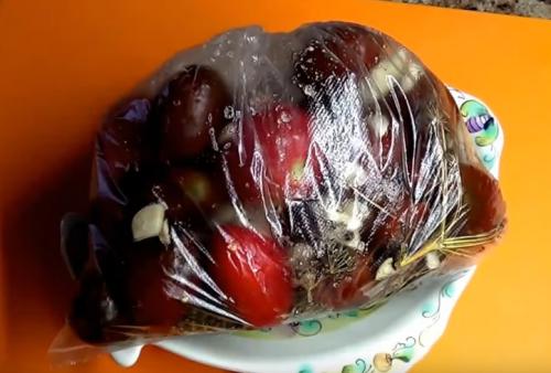 Помидоры дольками с зеленью и чесноком. Маринованные помидоры быстрого приготовления с чесноком в пакете