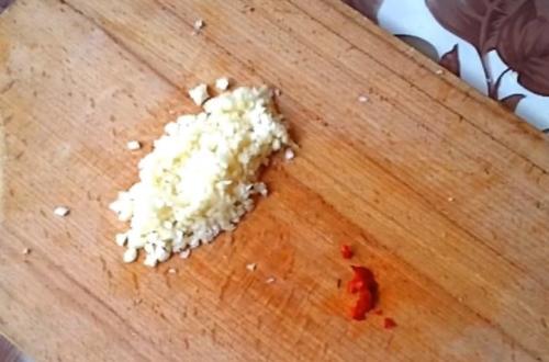 Помидоры дольками с зеленью и чесноком. Маринованные помидоры быстрого приготовления с чесноком в пакете