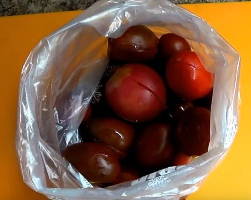 Помидоры дольками с зеленью и чесноком. Маринованные помидоры быстрого приготовления с чесноком в пакете