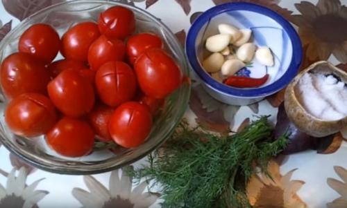 Помидоры дольками с зеленью и чесноком. Маринованные помидоры быстрого приготовления с чесноком в пакете