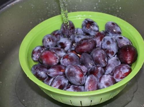 Можно ли добавить другие ингредиенты, такие как орехи или ваниль, в рецепт сливов в шоколаде