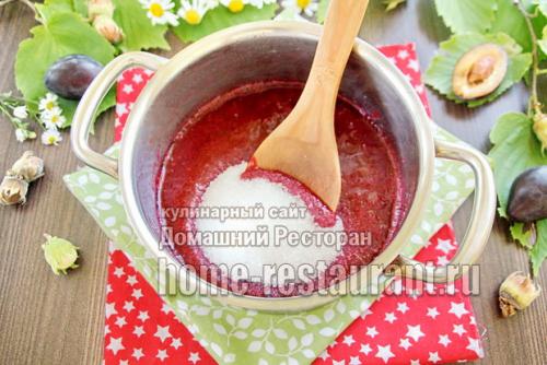 Какие ингредиенты необходимы для приготовления сладкой сливы в шоколаде Нутелла.