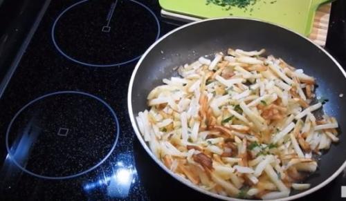 Хрустящая жареная картошка. Жареная картошка с золотистой корочкой на сковороде – рецепты вкусно пожареной картошки