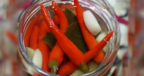 Острый перец в уксусе с сахаром. Маринованный горький перец с сахаром и уксусом