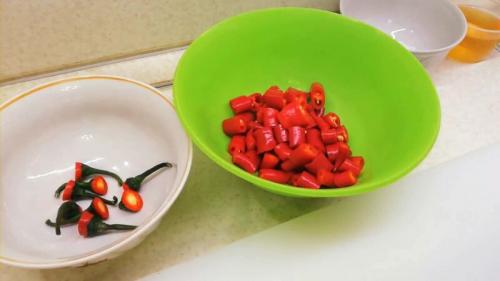 Как замариновать острый перец. Как замариновать горький перец на зиму? Рецепты пальчики оближешь