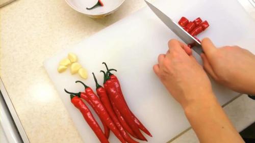 Как замариновать острый перец. Как замариновать горький перец на зиму? Рецепты пальчики оближешь