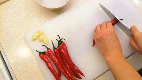 Как замариновать острый перец. Как замариновать горький перец на зиму? Рецепты пальчики оближешь