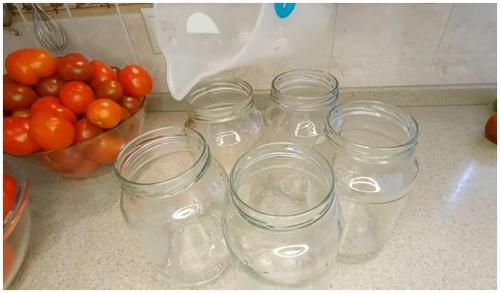 Помидоры в собственном соку на зиму пошаговый рецепт. Томаты в собственном соку на зиму – 7 самых вкусных рецептов в домашних условиях