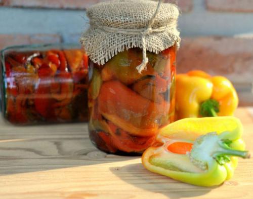 Жареный острый перец на зиму. Обалденно вкусный жареный перец на зиму: острый, маринованный, в масле с чесноком