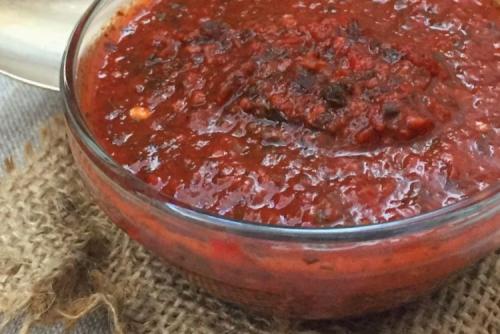 Заготовки из острого перца и помидор. Со сливами (турецкая)