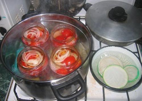 Сколько минут стерилизовать банки для компота. Стерилизация банок с заготовками кипячением