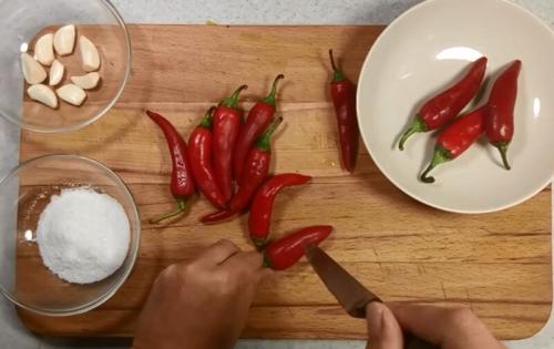 Маринованный полуострый перец рецепт. Маринованный острый перец на зиму — 10 простых рецептов, пальчики оближешь