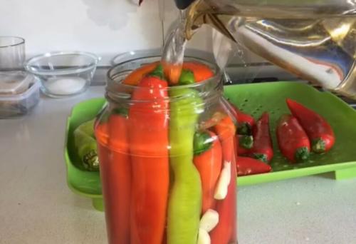 Маринованный полуострый перец рецепт. Маринованный острый перец на зиму — 10 простых рецептов, пальчики оближешь
