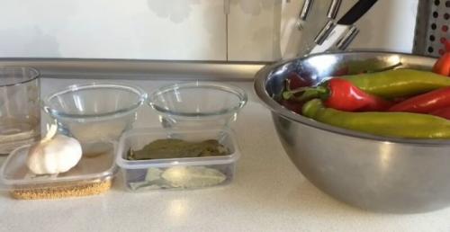 Маринованный полуострый перец рецепт. Маринованный острый перец на зиму — 10 простых рецептов, пальчики оближешь