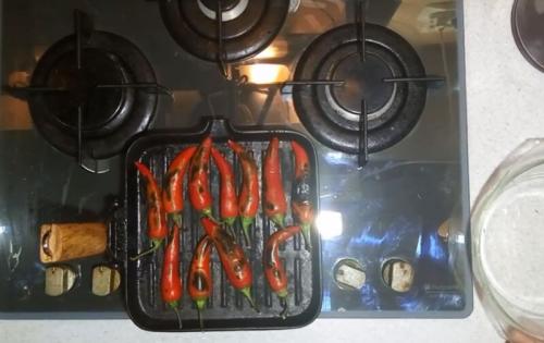 Маринованный полуострый перец рецепт. Маринованный острый перец на зиму — 10 простых рецептов, пальчики оближешь