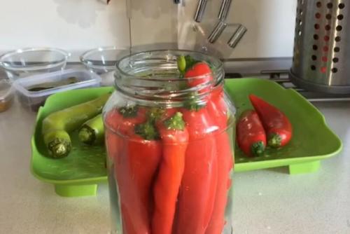 Маринованный полуострый перец рецепт. Маринованный острый перец на зиму — 10 простых рецептов, пальчики оближешь
